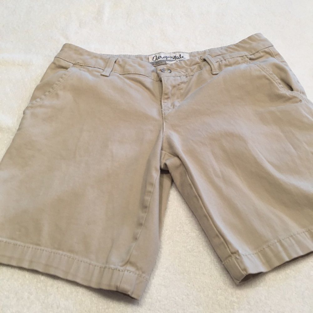 Aeropostale size 8 khaki tan 7/8 button front shorts 2 front pockets